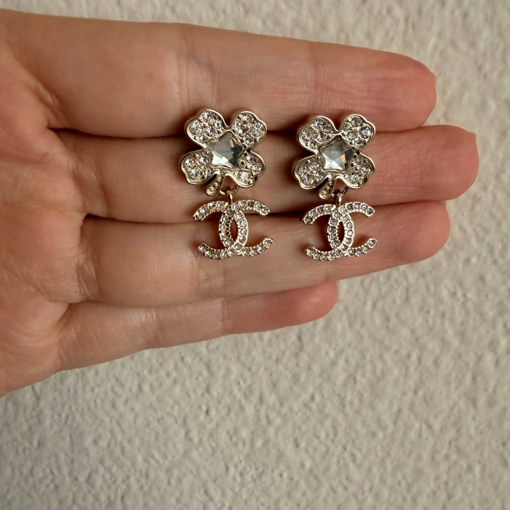 ✨ Chanel Crystal Flower & CC Logo Drop Earrings☘️ - Picture 9 of 12